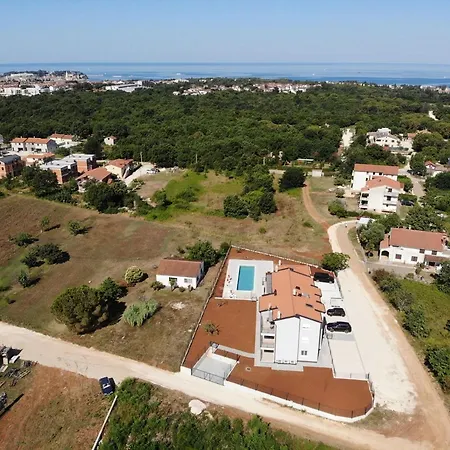 House Lucija Family For Max 6 Persons With Pool In Porec
