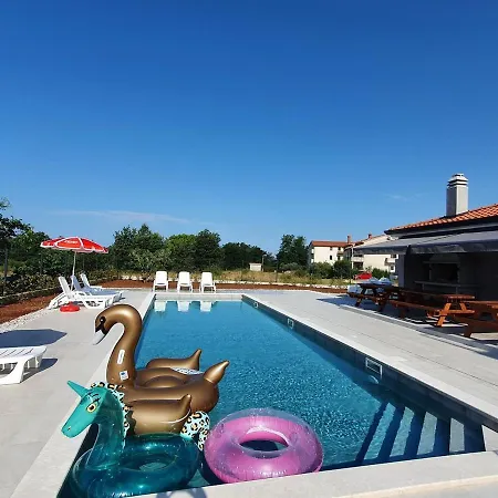 Guest house House Lucija Family For Max 6 Persons With Pool In Porec
