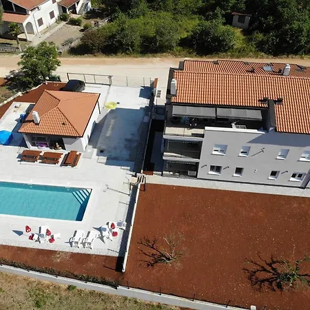 Guest house House Lucija Family For Max 6 Persons With Pool In